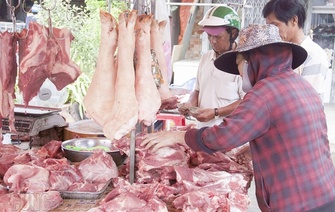 Xem xét nhập khẩu thịt lợn để ổn định cung cầu